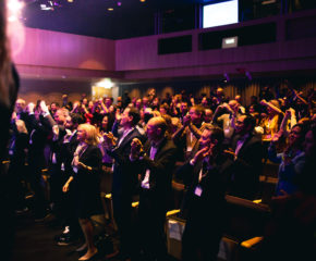 Symposiet drog storpublik.