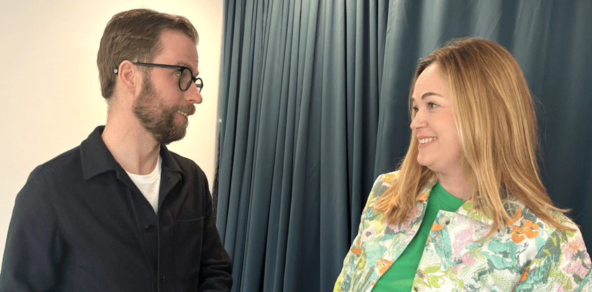 Novus Mats Elzén tillsammans med Fonus marknadschef Lisa Vejlo Degerman under frukostseminariet i Novus lokaler.