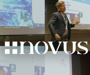 Henrik Torehammar och Torbjörn Sjöström på scen under Novus seminarium, Lina Karlsson presenterade.